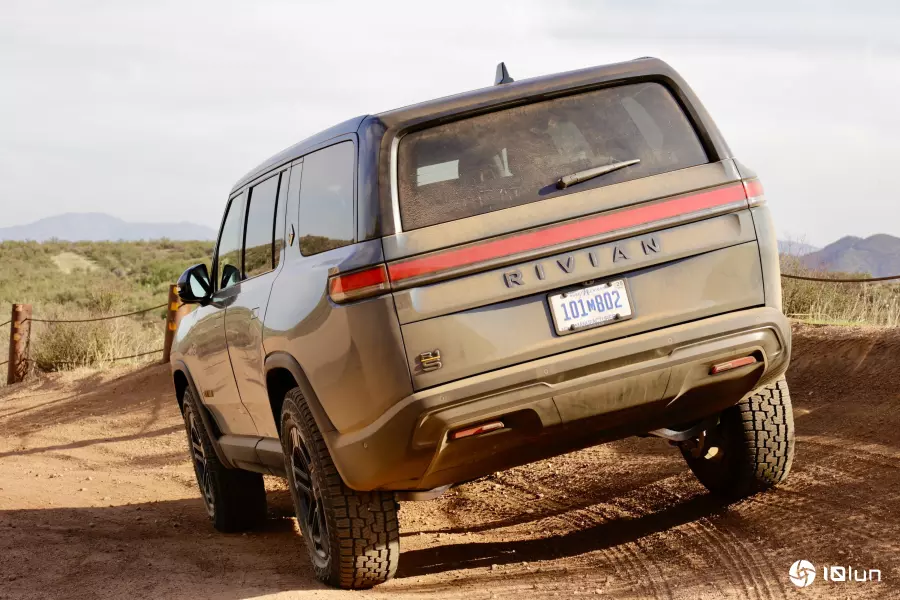 双融优配 Rivian R1S二代登场实力蜕变，领跑现代电动车赛道